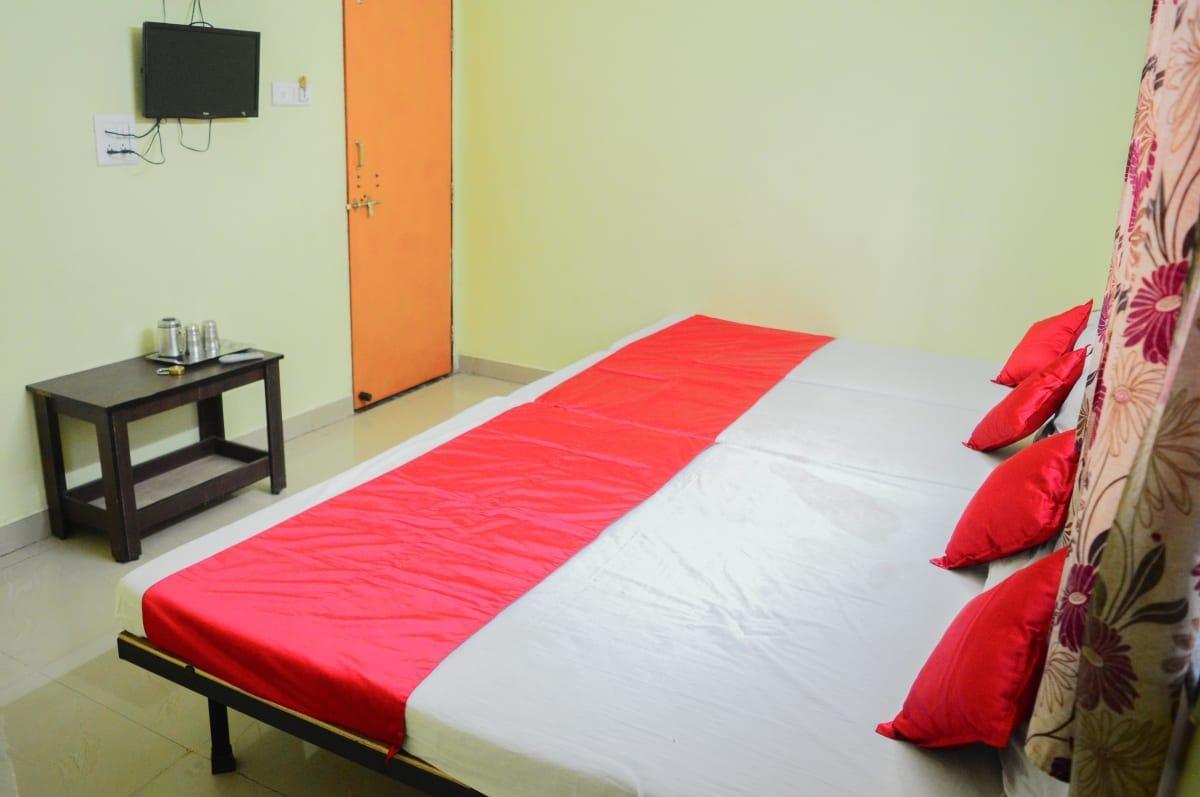 Hotel Gourav Palace Shirdi Exteriör bild