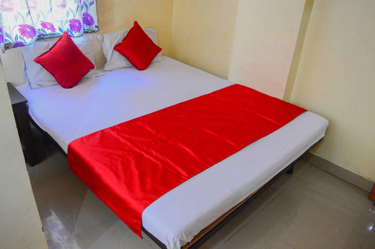 Hotel Gourav Palace Shirdi Exteriör bild